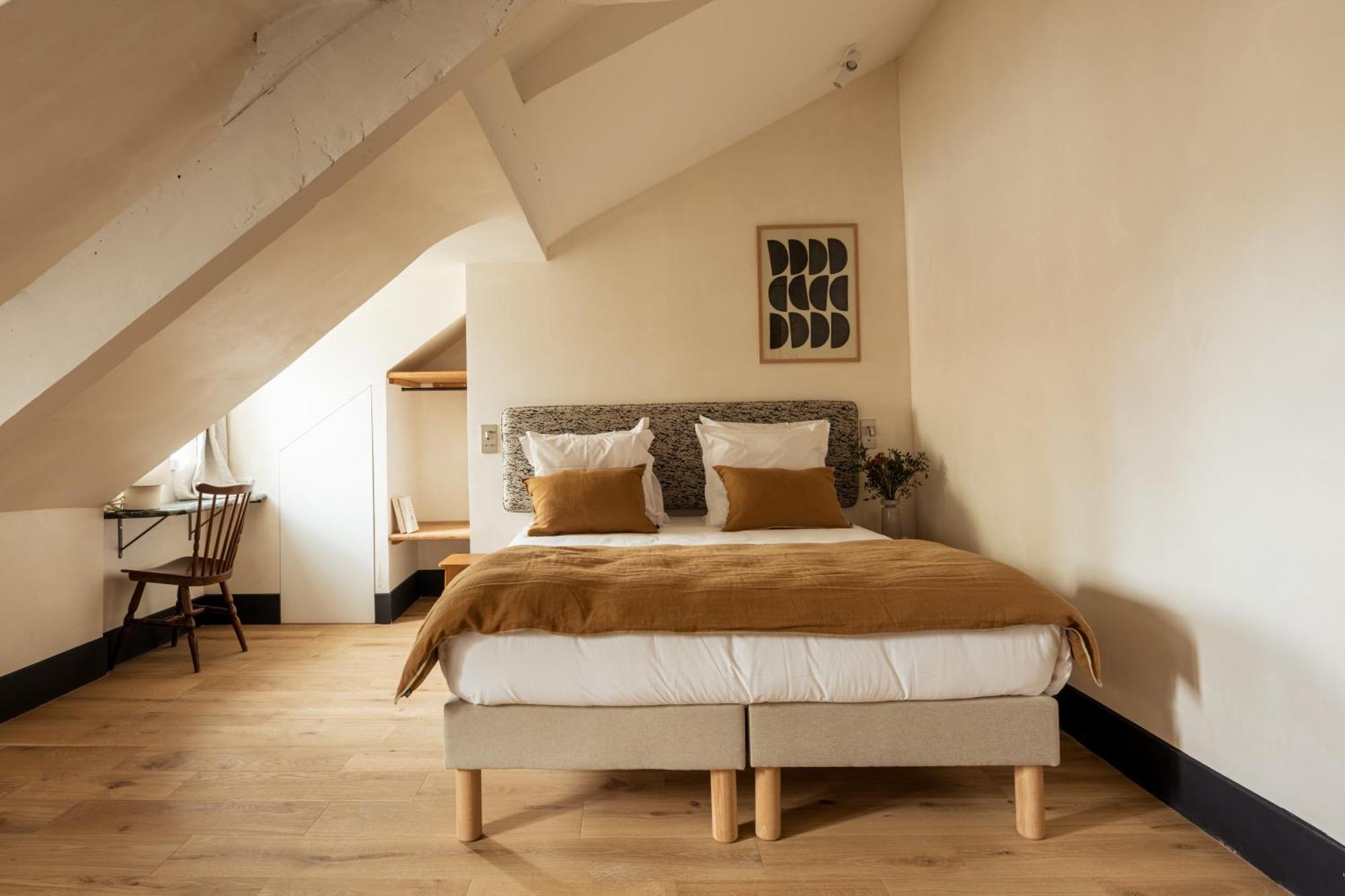 De La Gaite Hotel