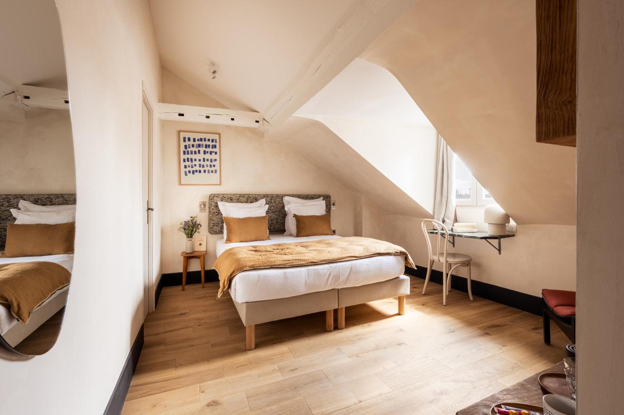 De La Gaite Hotel